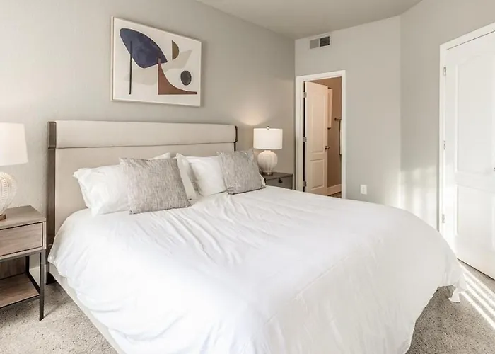 Apartment Landing - Modern With Amazing Amenities *
